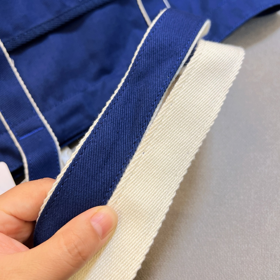 A refined, minimalist tote bag designed with a supple yet structured - Comprehensive 8