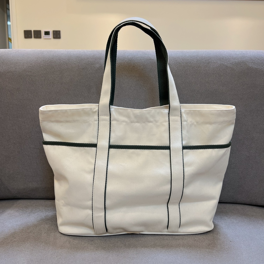 A Lululemon shoulder bag combining a sleek aesthetic with a generous - Comprehensive 3