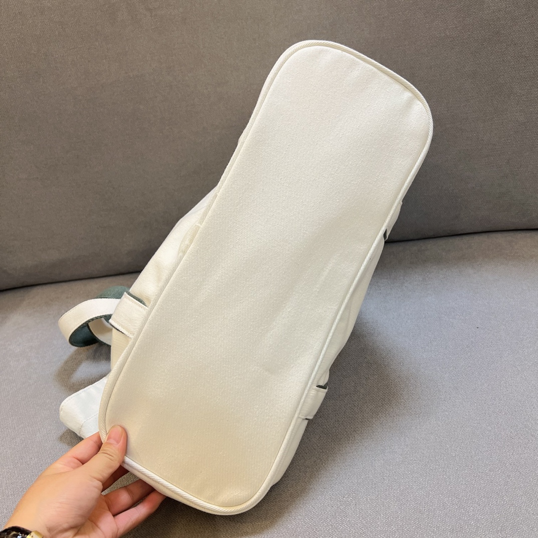 A Lululemon shoulder bag combining a sleek aesthetic with a generous - Comprehensive 7