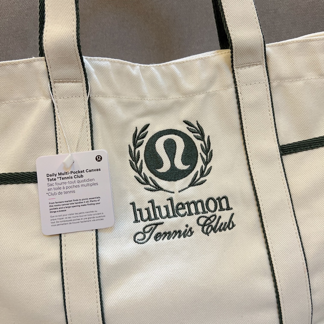 A Lululemon shoulder bag combining a sleek aesthetic with a generous - Comprehensive 2