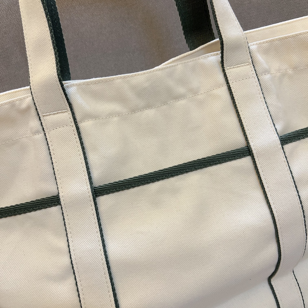 A Lululemon shoulder bag combining a sleek aesthetic with a generous - Comprehensive 4