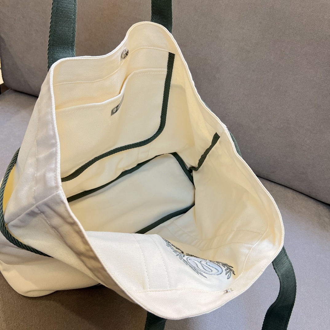 A Lululemon shoulder bag combining a sleek aesthetic with a generous - Comprehensive 9