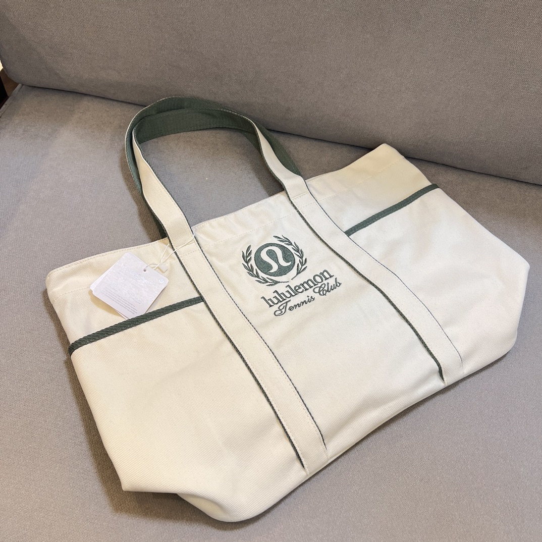 A Lululemon shoulder bag combining a sleek aesthetic with a generous - Comprehensive 5