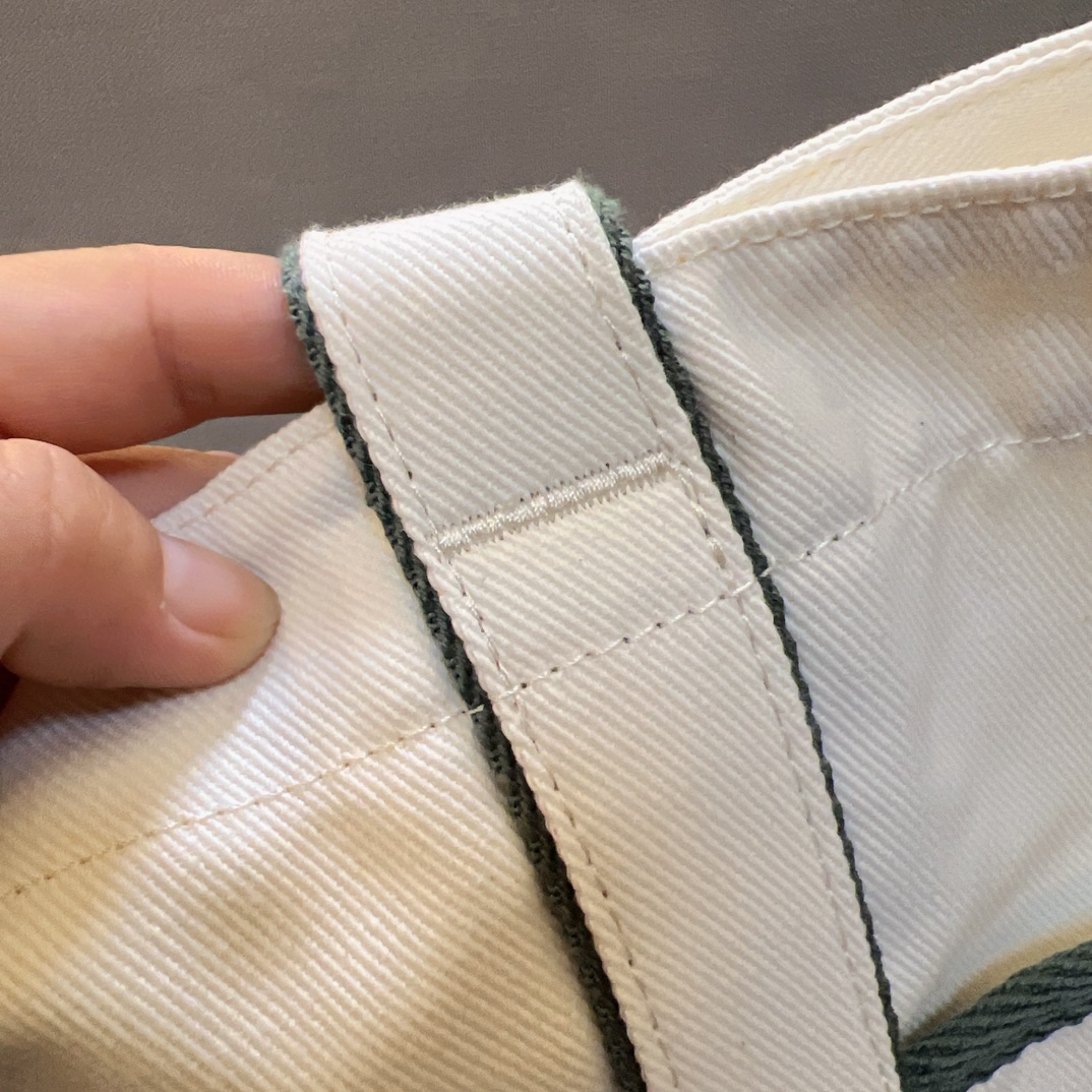 A Lululemon shoulder bag combining a sleek aesthetic with a generous - Comprehensive 6