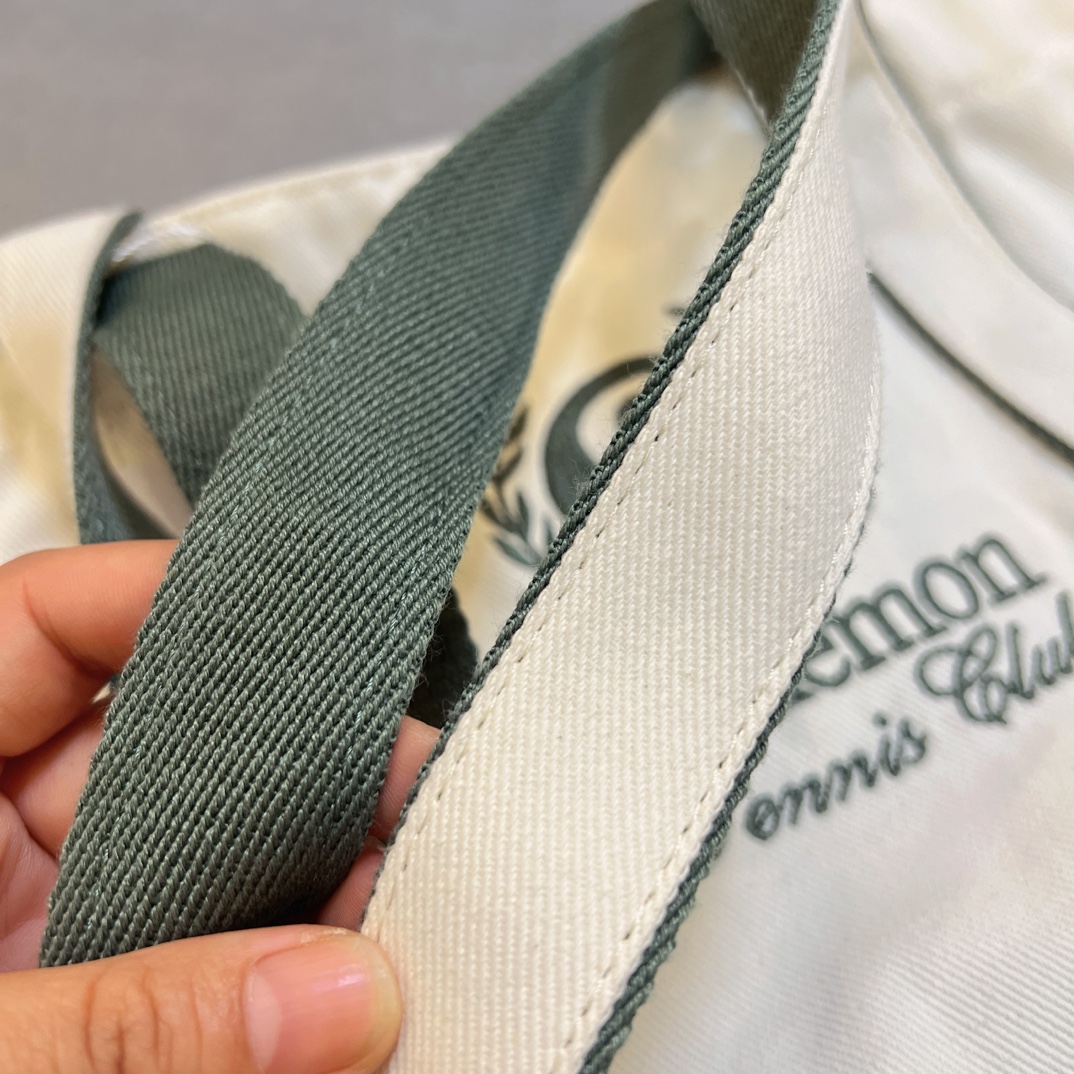 A Lululemon shoulder bag combining a sleek aesthetic with a generous - Comprehensive 8