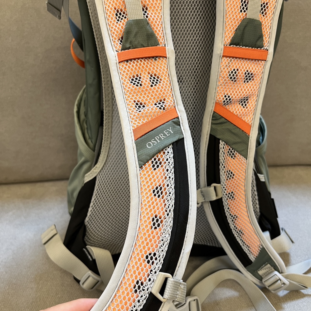 Front kangaroo pocket expands capacity for quick stowing of jackets and - Comprehensive 6