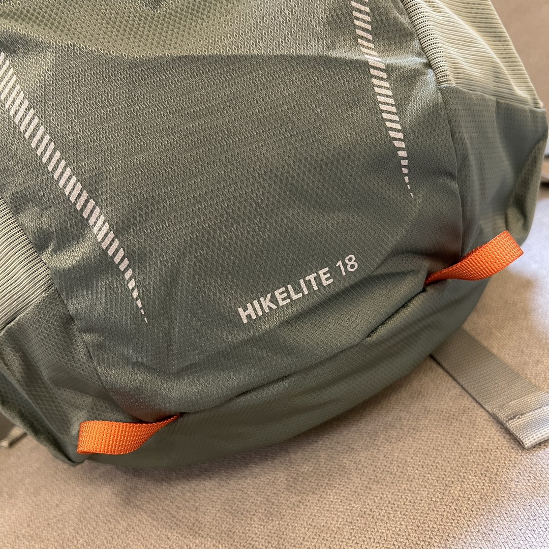 Front kangaroo pocket expands capacity for quick stowing of jackets and - Comprehensive 5