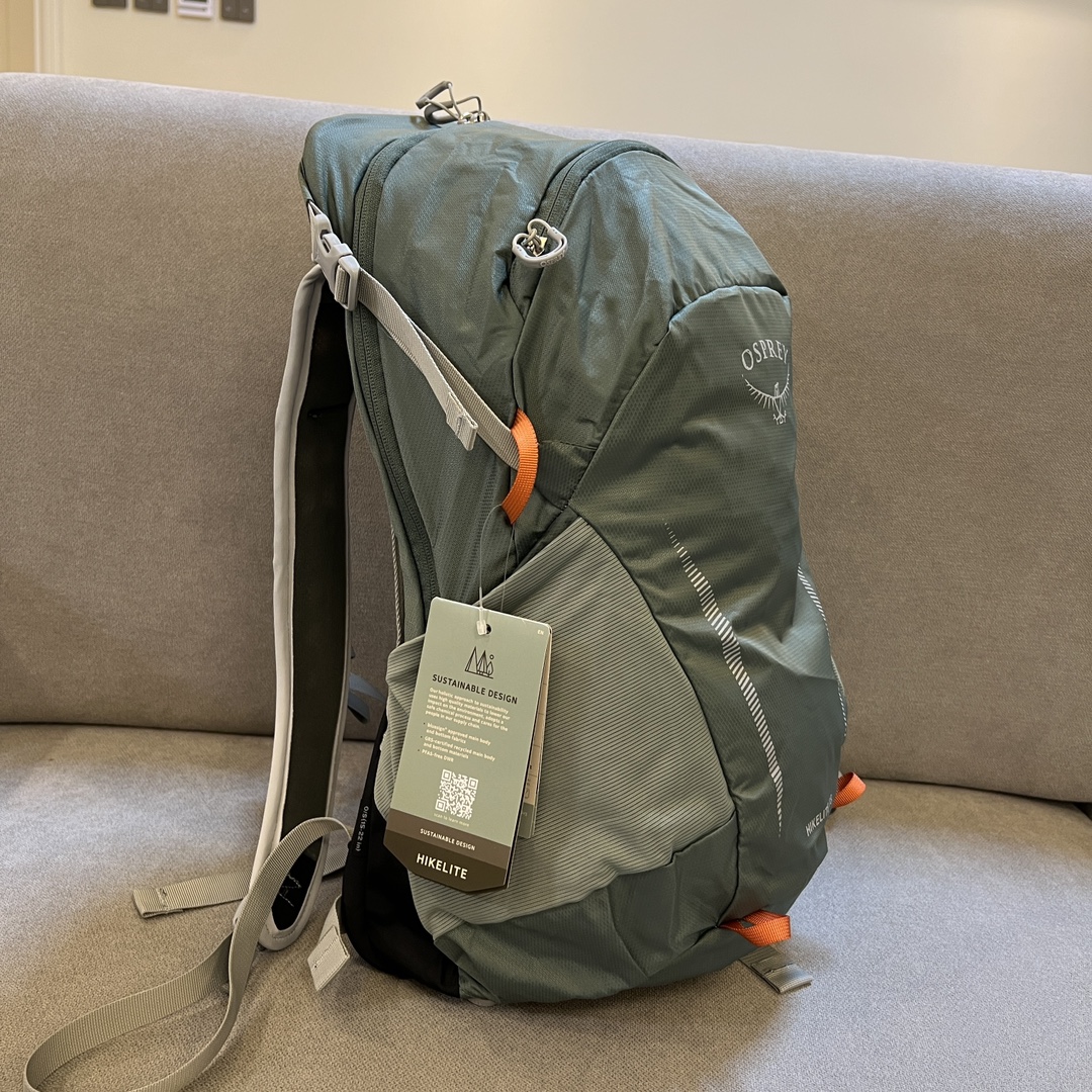 Front kangaroo pocket expands capacity for quick stowing of jackets and - Comprehensive 2