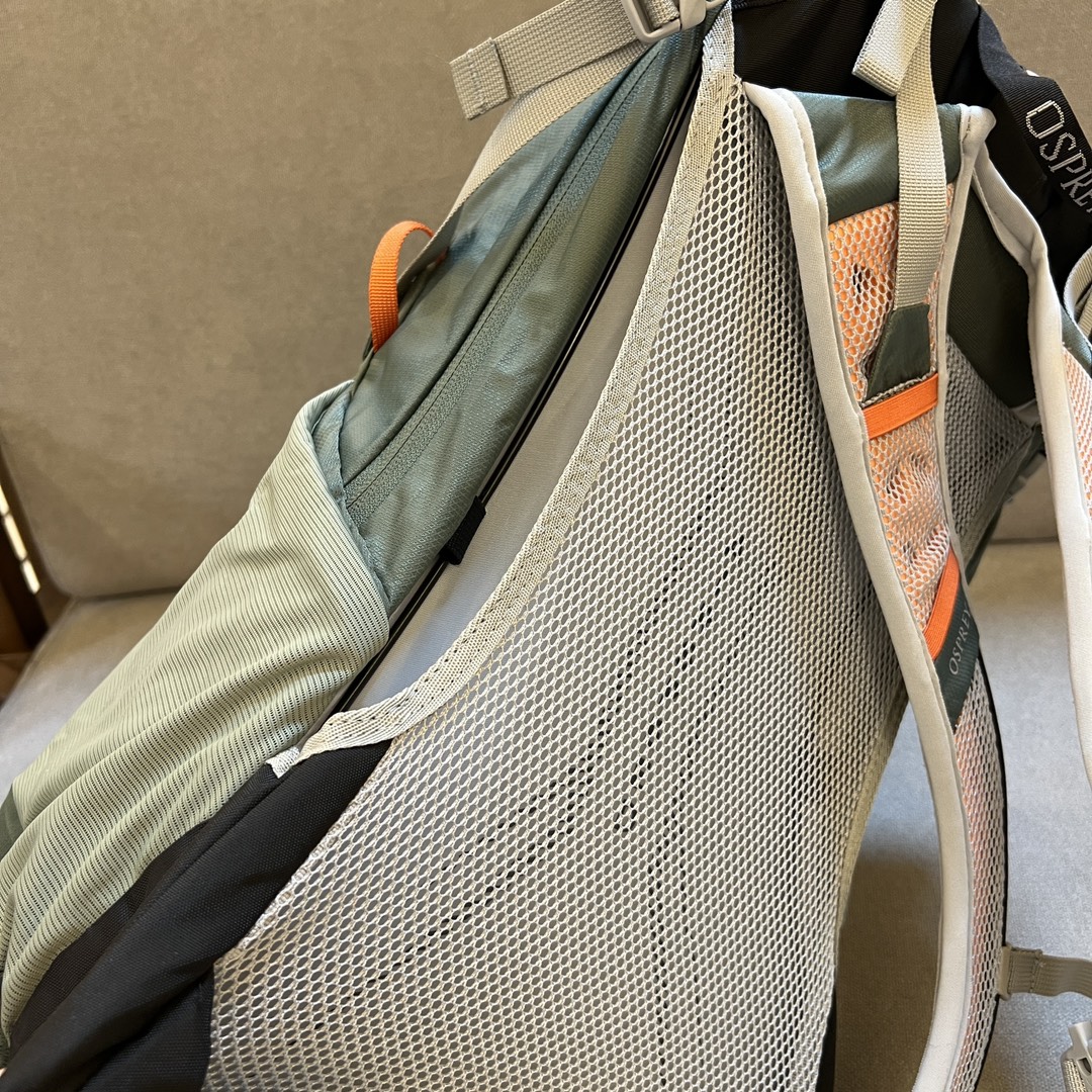 Front kangaroo pocket expands capacity for quick stowing of jackets and - Comprehensive 7