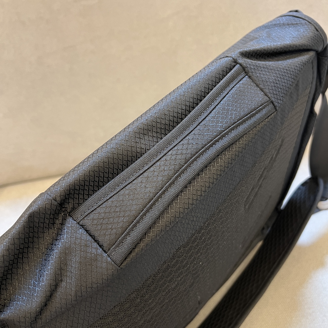 Interior grab handle for easy handling when the backpack is open - Comprehensive 2