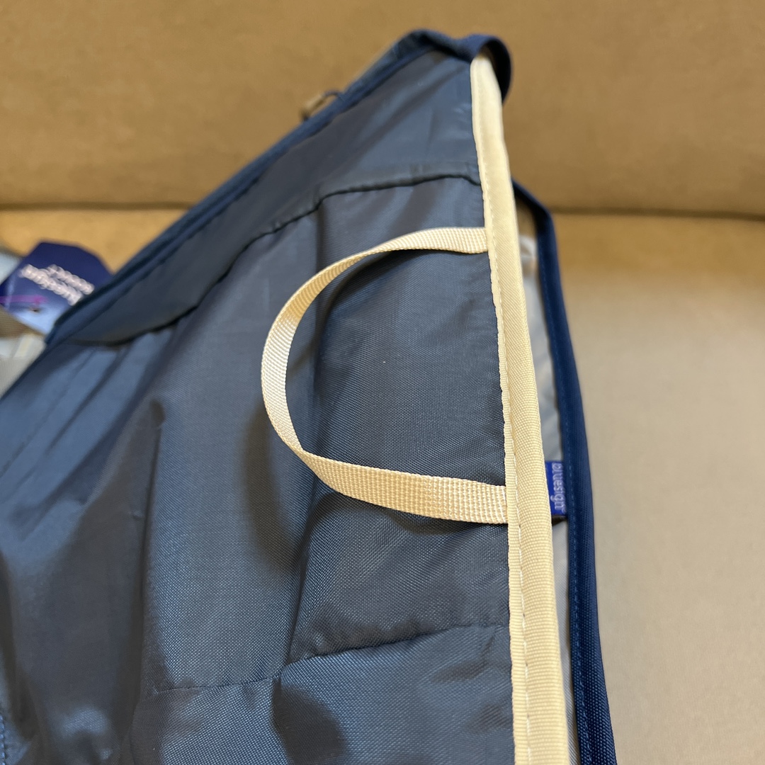 Interior grab handle for easy handling when the backpack is open - Comprehensive 4