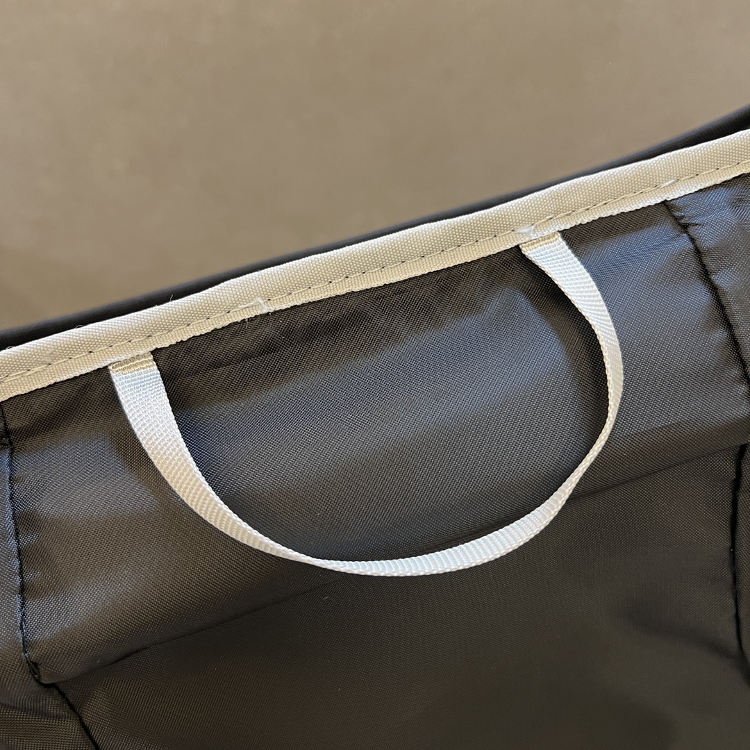 Interior grab handle for easy handling when the backpack is open - Comprehensive 3