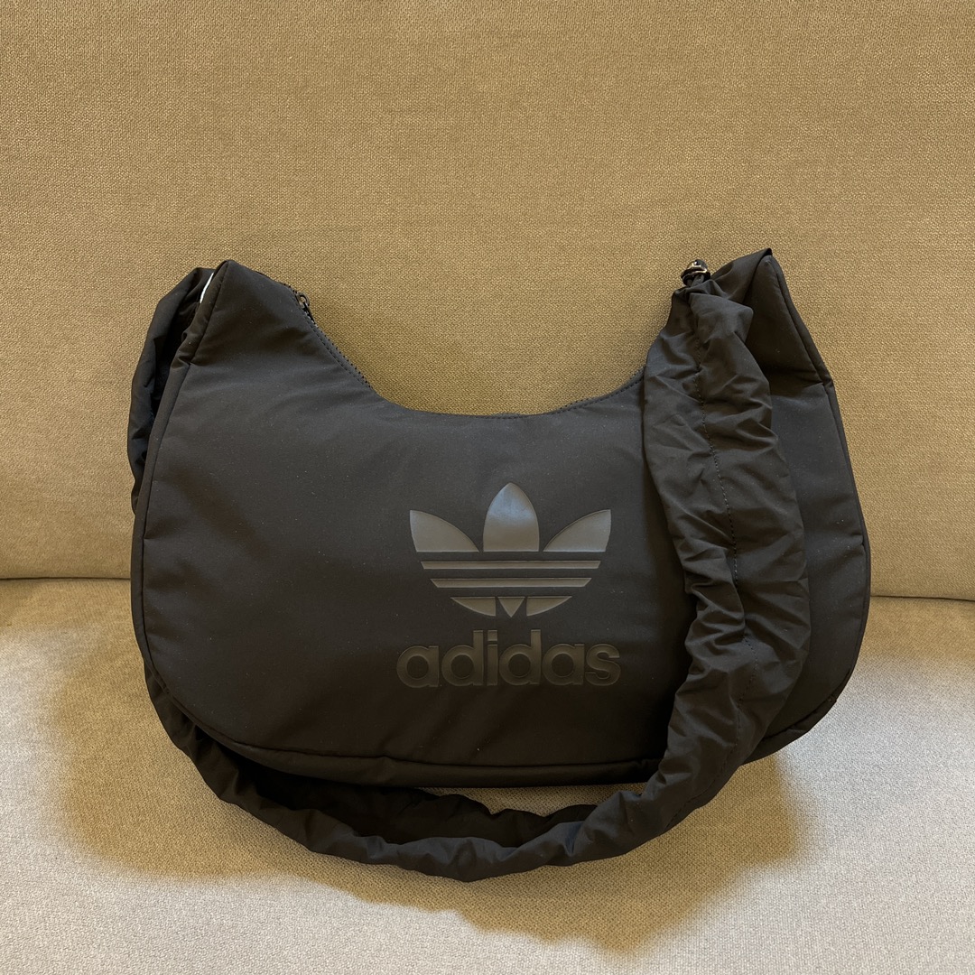 This Adidas cloud shoulder bag features a minimalist monochromatic - Comprehensive 3