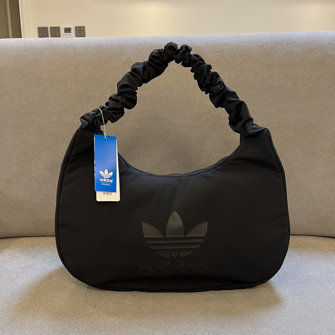 This Adidas cloud shoulder bag features a minimalist monochromatic - Comprehensive 2