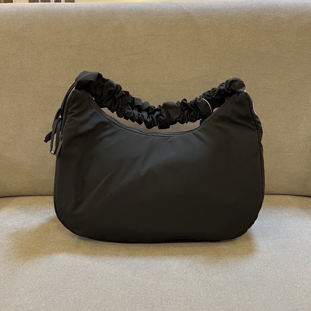 This Adidas cloud shoulder bag features a minimalist monochromatic - Comprehensive 5