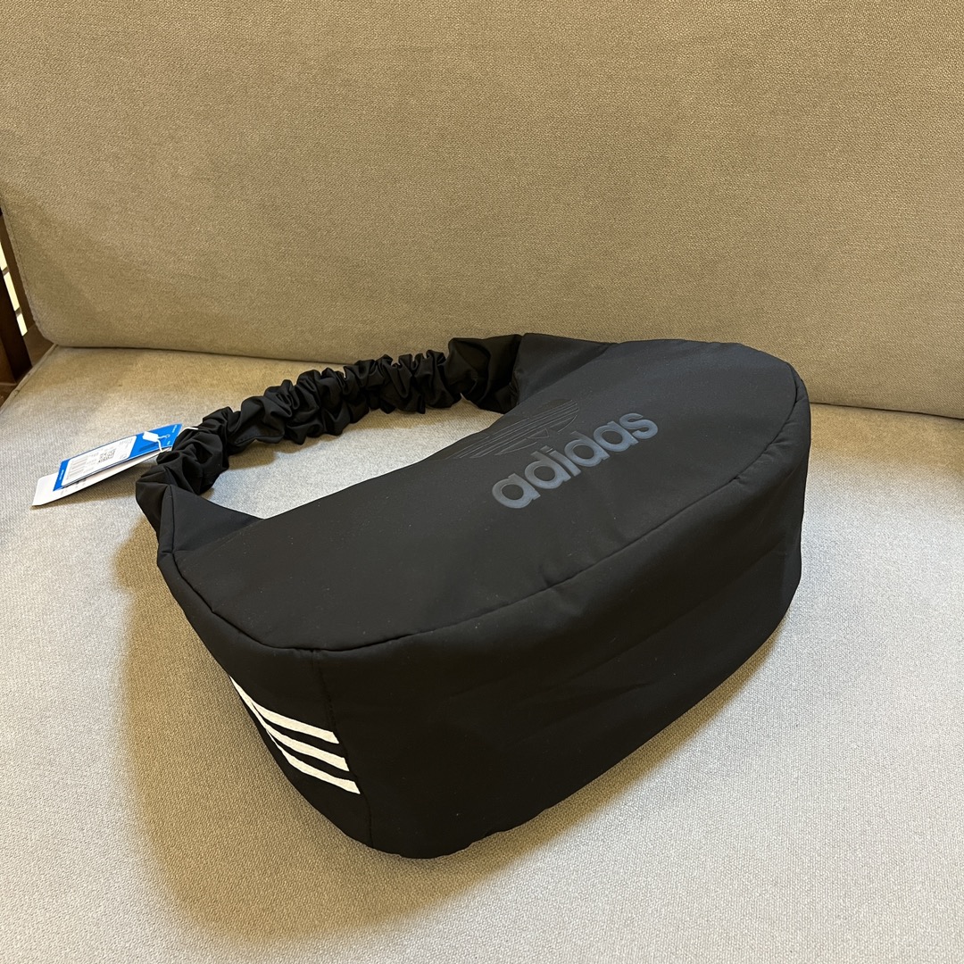 This Adidas cloud shoulder bag features a minimalist monochromatic - Comprehensive 8