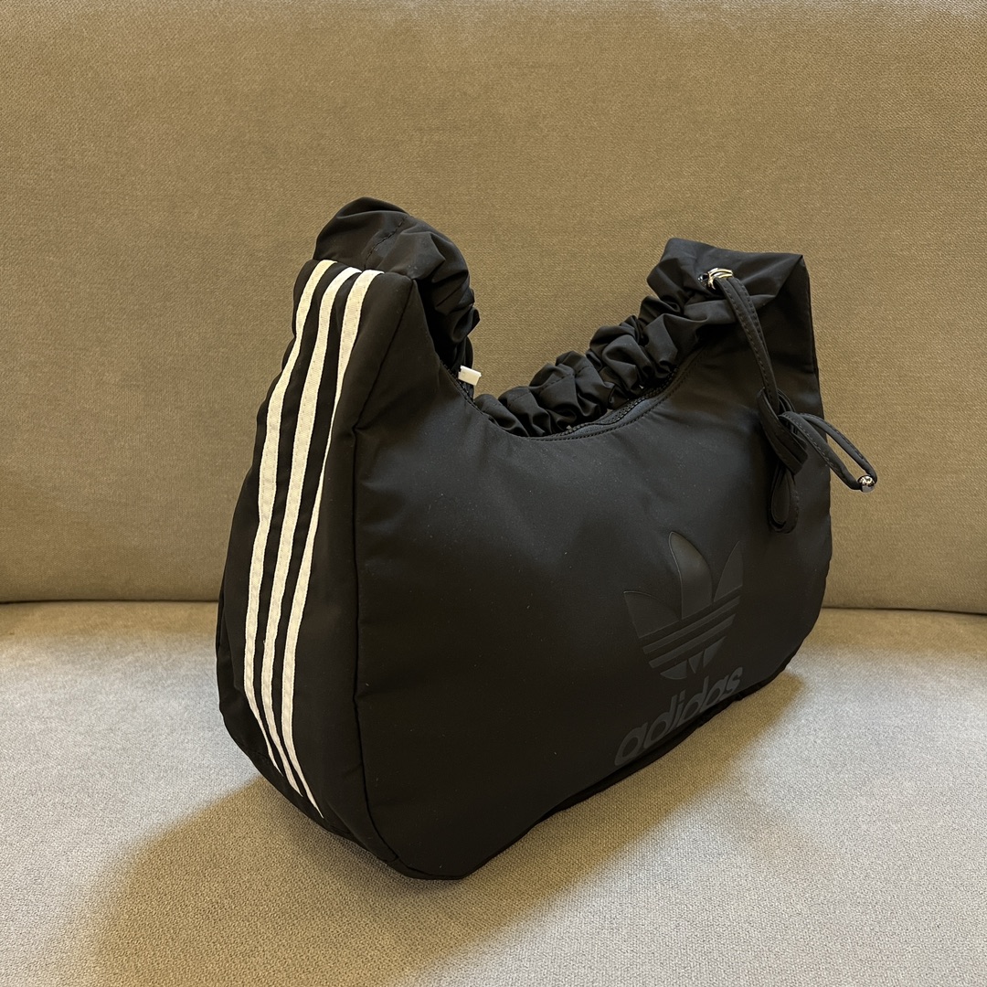 This Adidas cloud shoulder bag features a minimalist monochromatic - Comprehensive 7