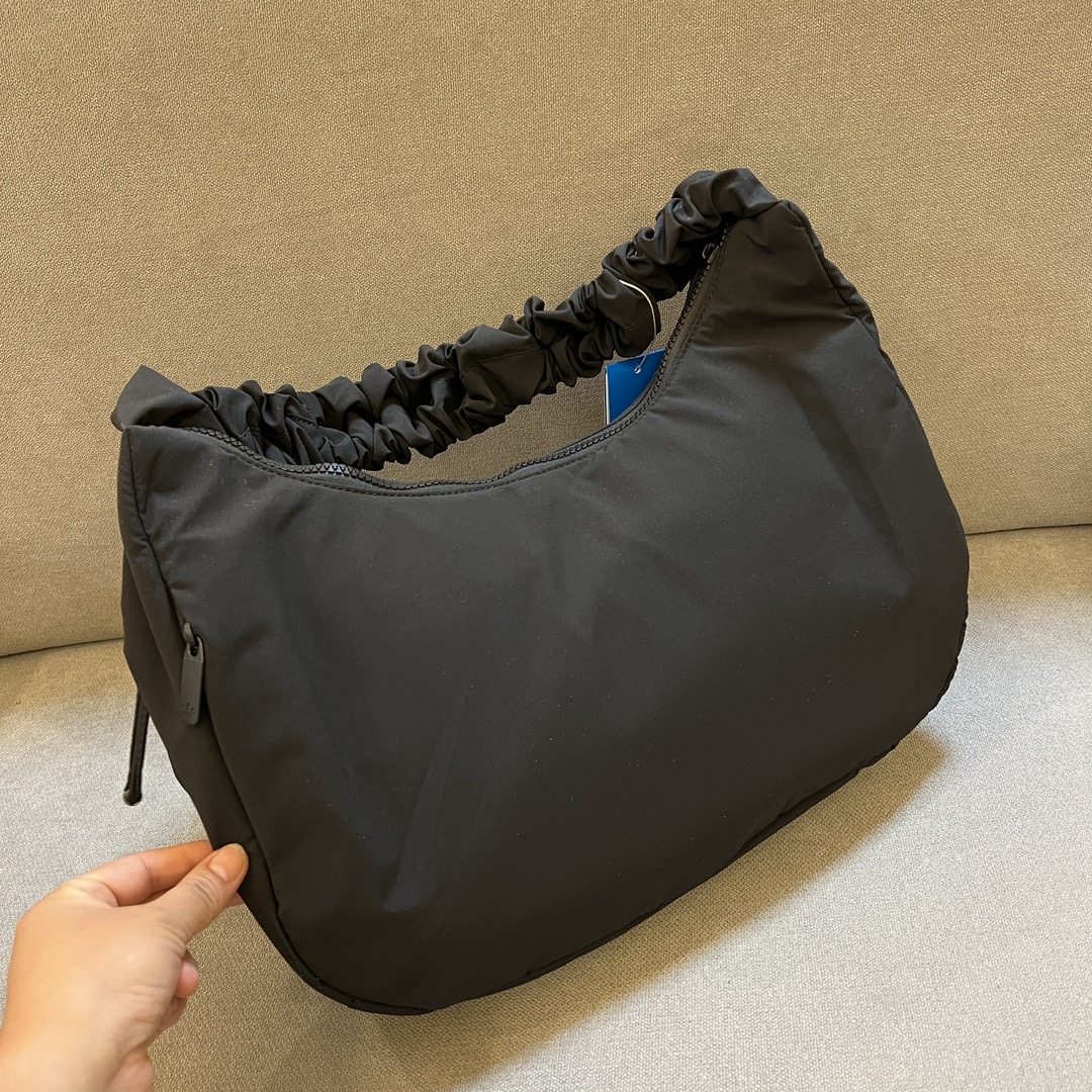 This Adidas cloud shoulder bag features a minimalist monochromatic - Comprehensive 6