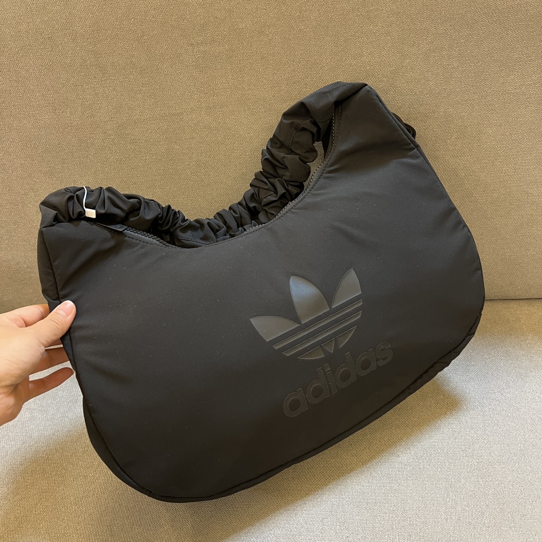 This Adidas cloud shoulder bag features a minimalist monochromatic - Comprehensive 4
