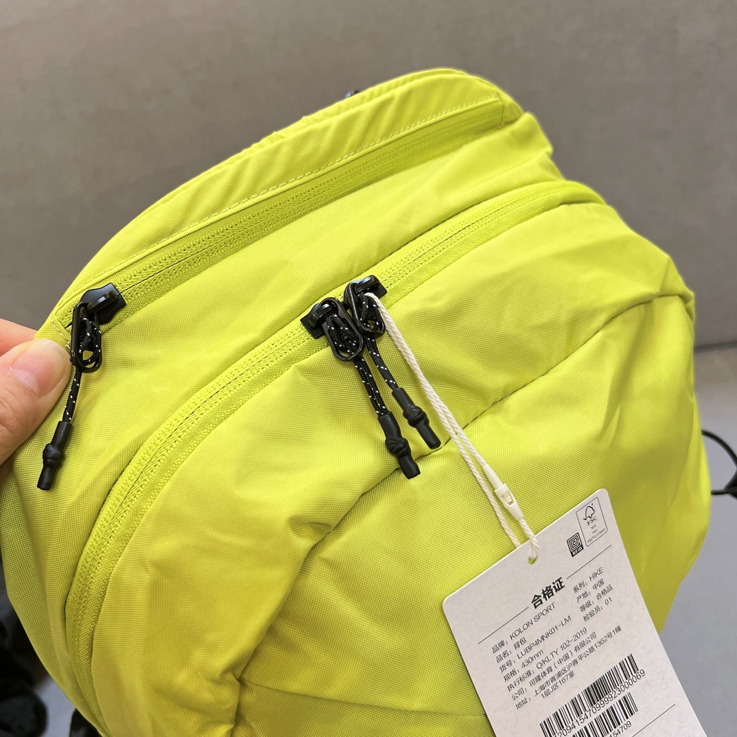 采用耐久性优异的ROBIC锦纶材料背包,结实耐用 6