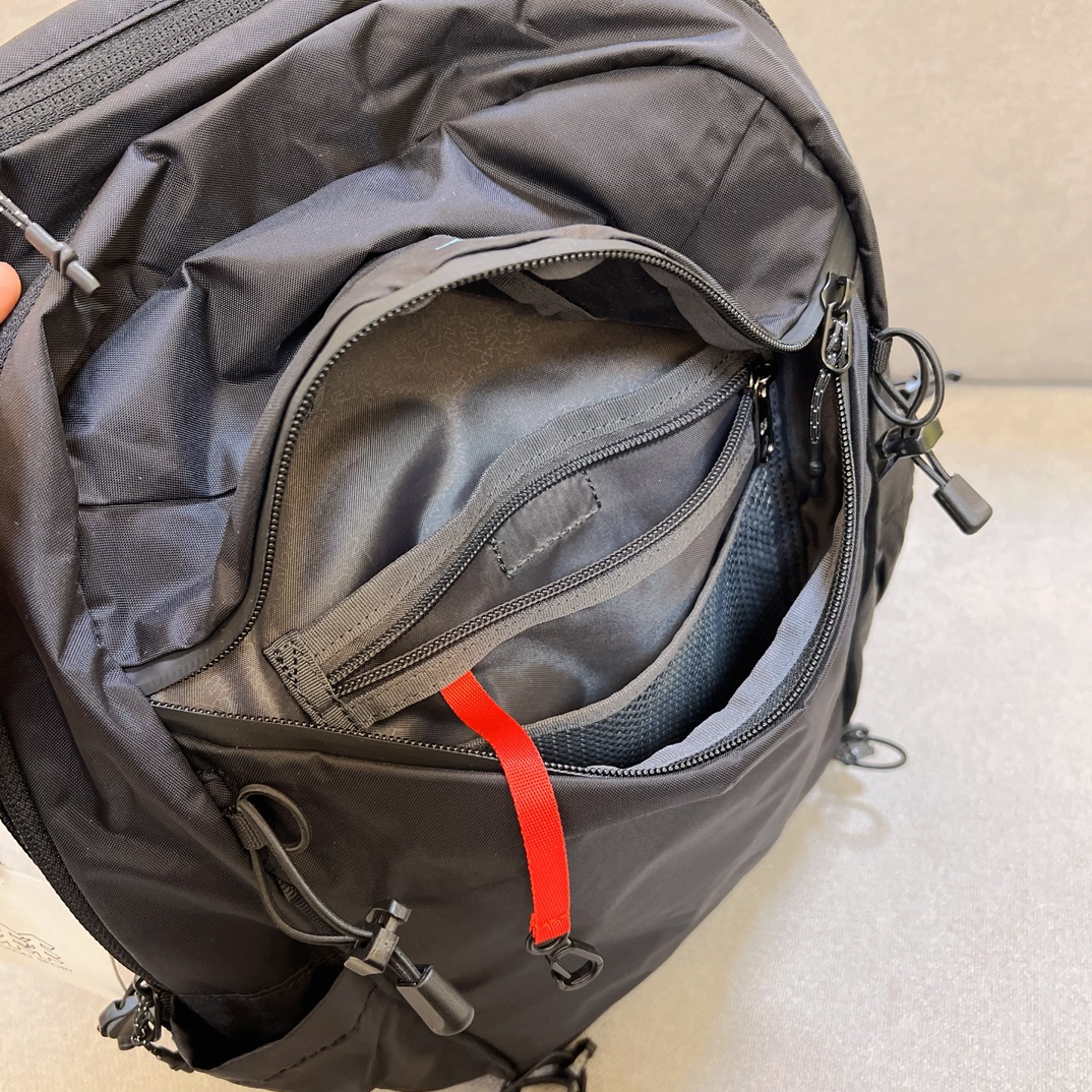 The Kolon backpack features a minimalist design with refined detailing - Comprehensive 7