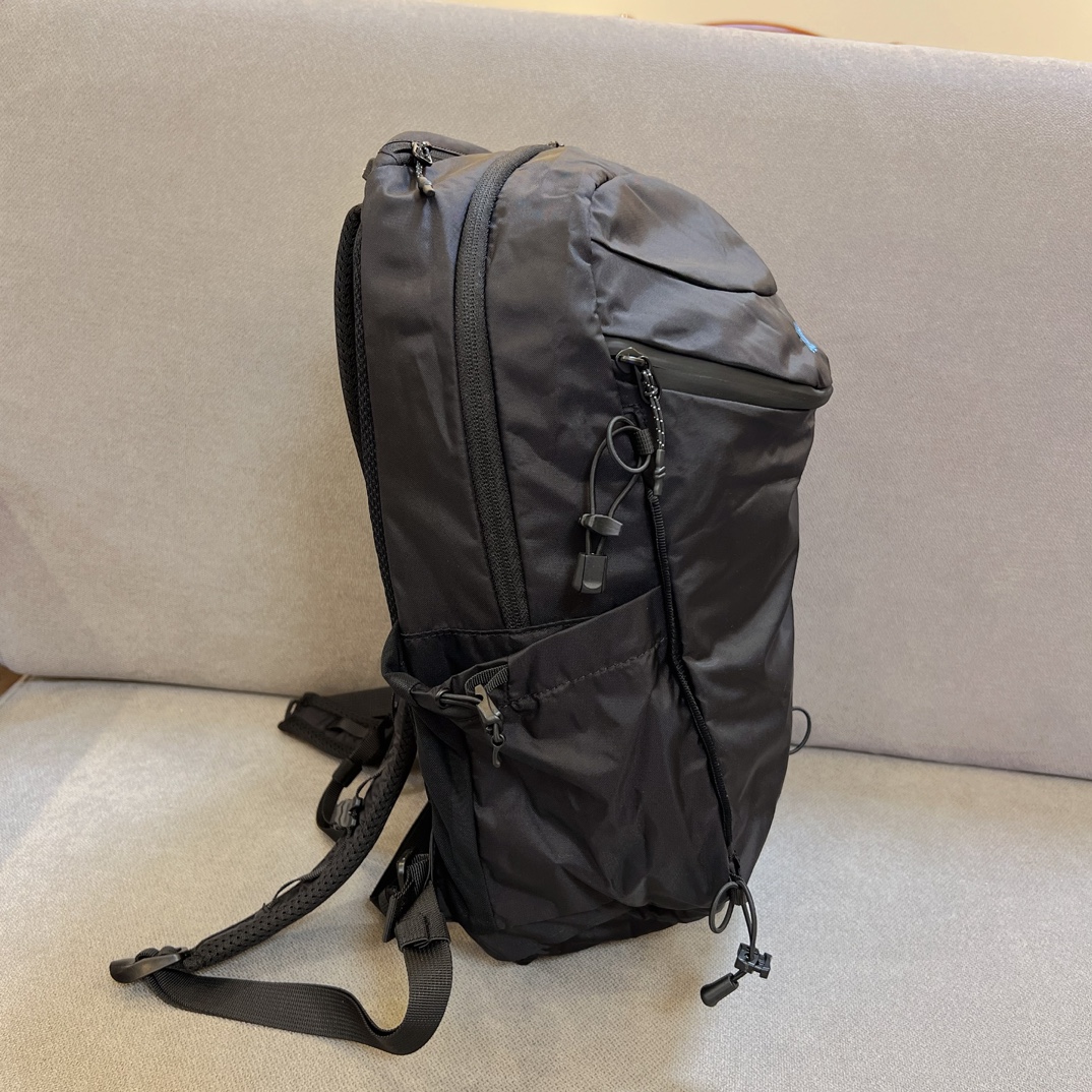 The Kolon backpack features a minimalist design with refined detailing - Comprehensive 2