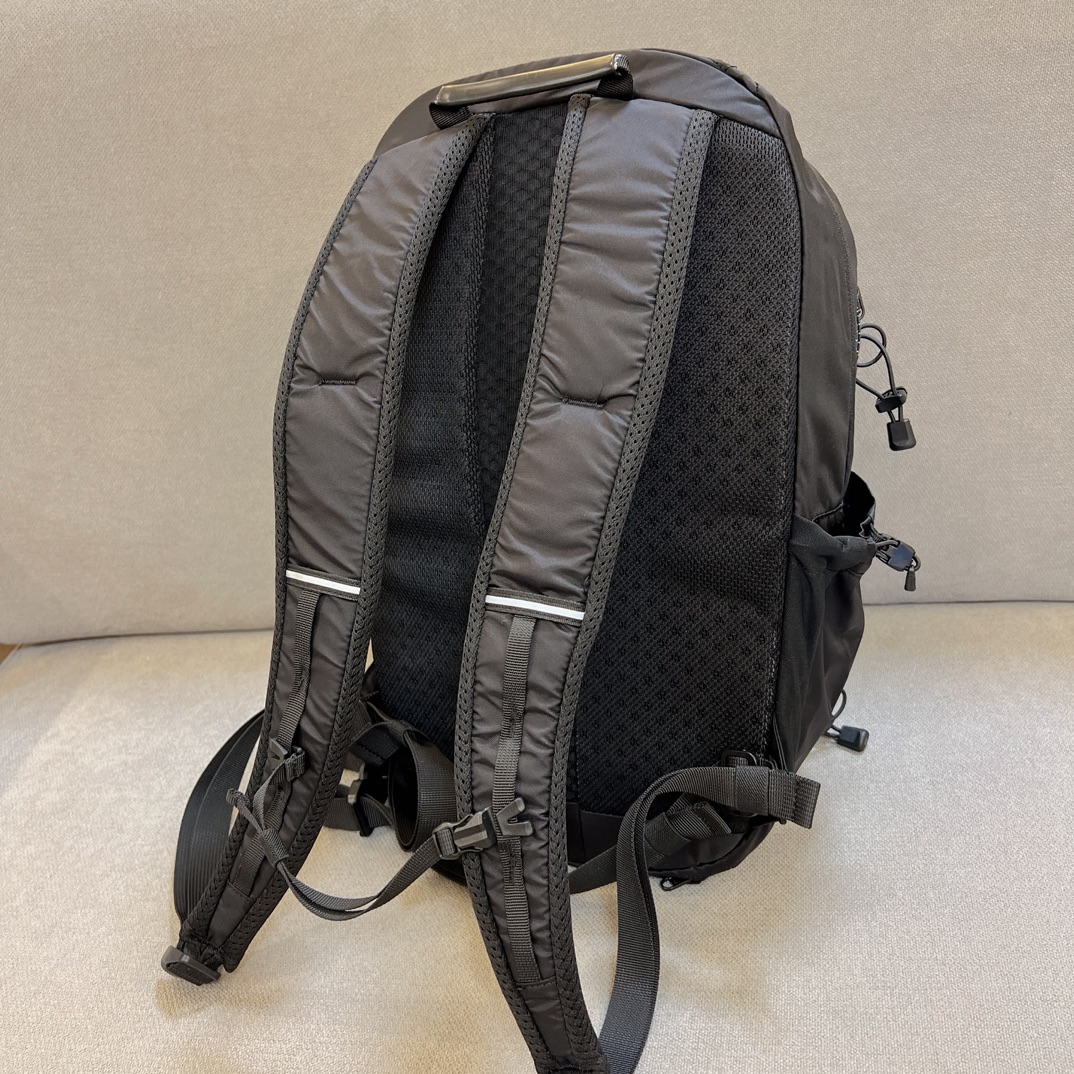 The Kolon backpack features a minimalist design with refined detailing - Comprehensive 4