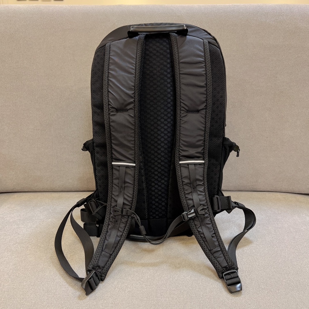 The Kolon backpack features a minimalist design with refined detailing - Comprehensive 3