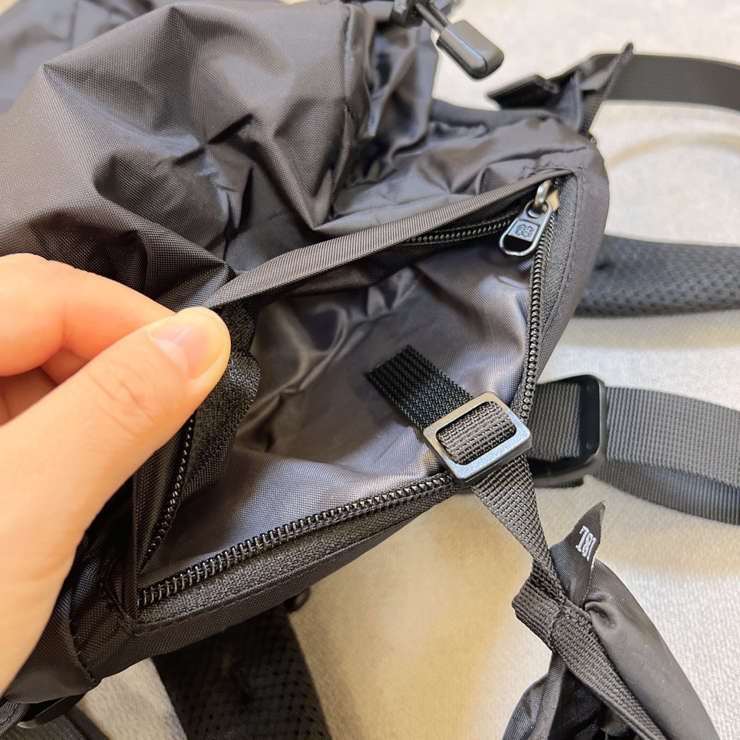 The Kolon backpack features a minimalist design with refined detailing - Comprehensive 8