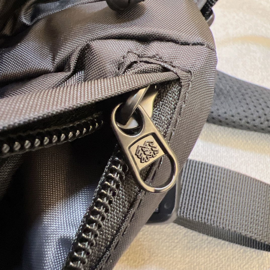 The Kolon backpack features a minimalist design with refined detailing - Comprehensive 5