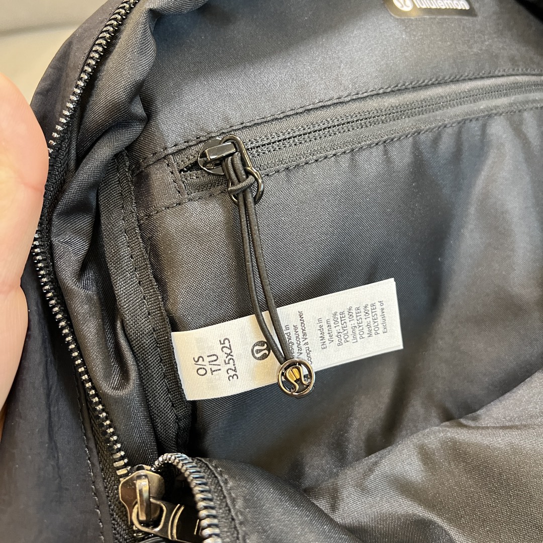整体背包外侧是防水的 6