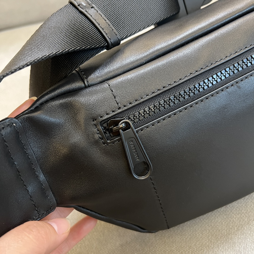 Men's sling bag crafted in supple calfskin leather - Comprehensive 2