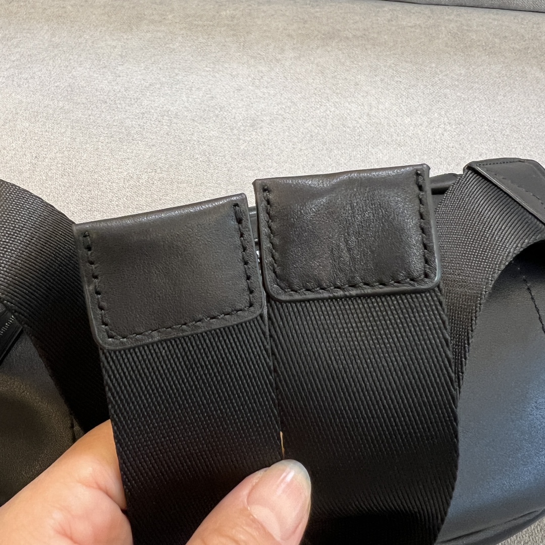 Men's sling bag crafted in supple calfskin leather - Comprehensive 7