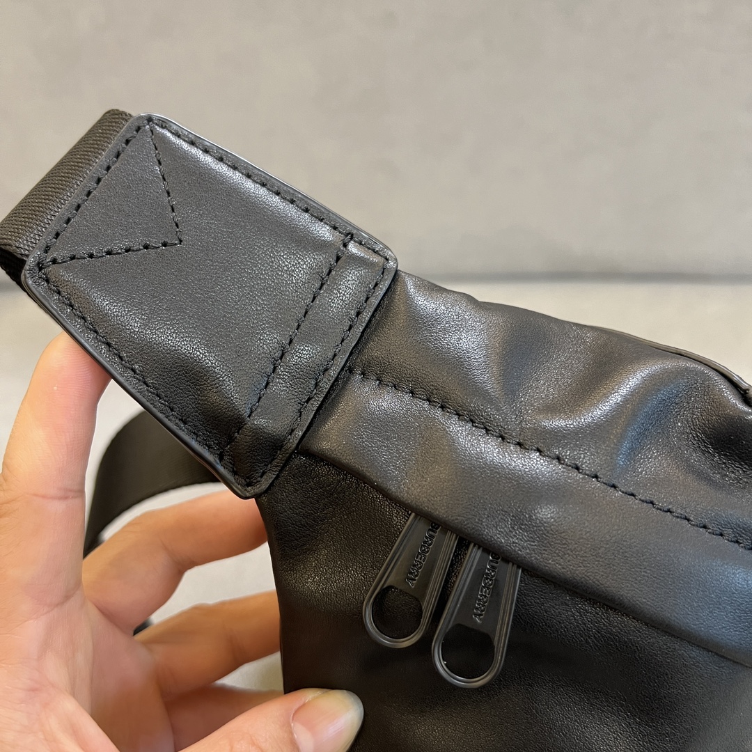 Men's sling bag crafted in supple calfskin leather - Comprehensive 4