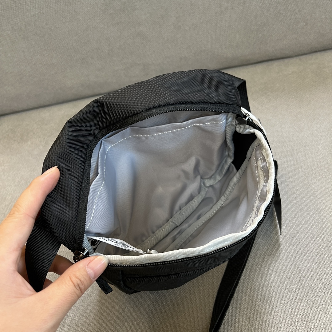 超轻,表面防泼水,能放口红、护手霜、证件、车钥匙、纸巾以及两部手机 4