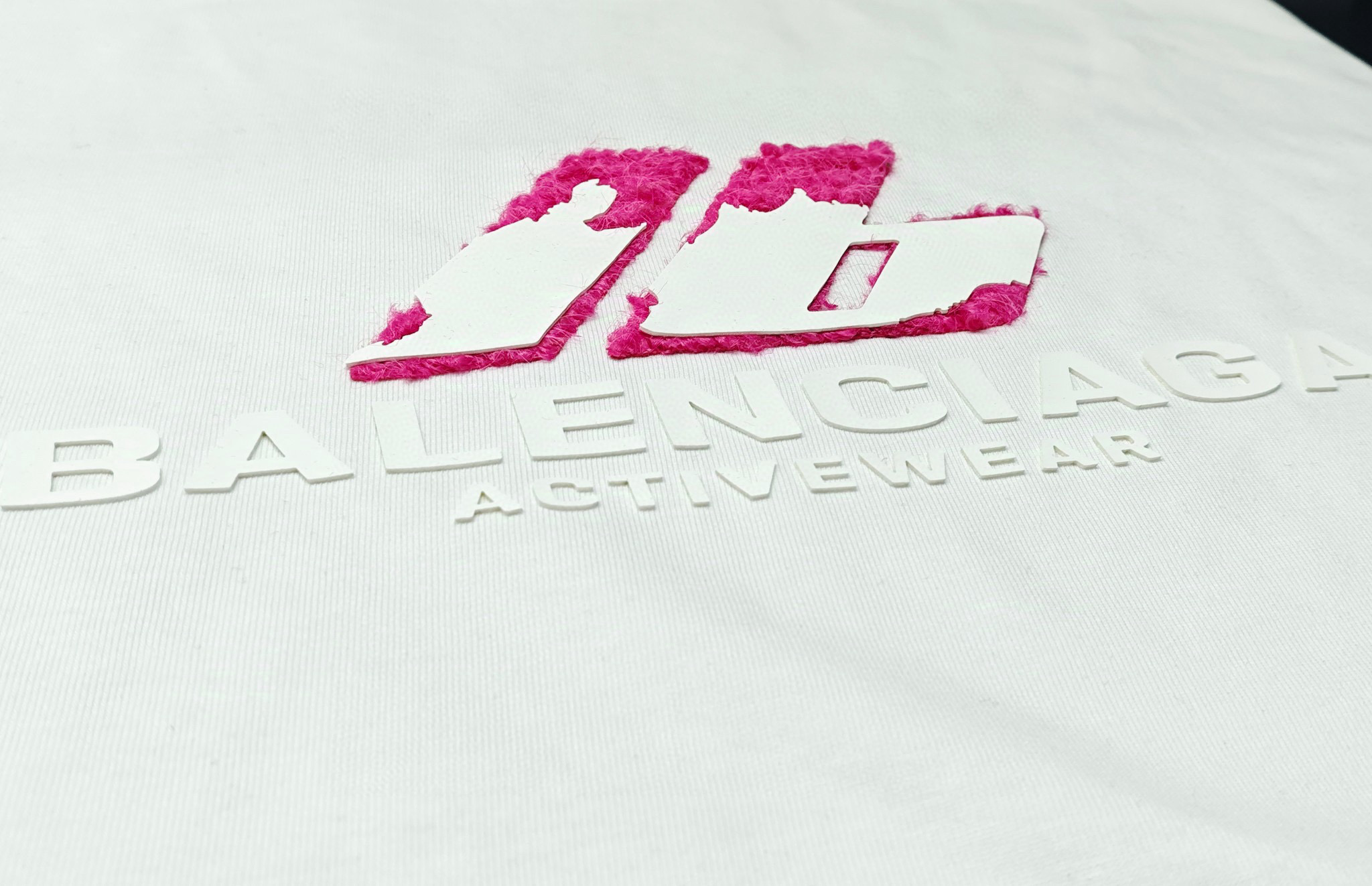 BALENCIAGA巴黎世家2025春夏新品立体厚板加毛绒特殊工艺短袖T恤