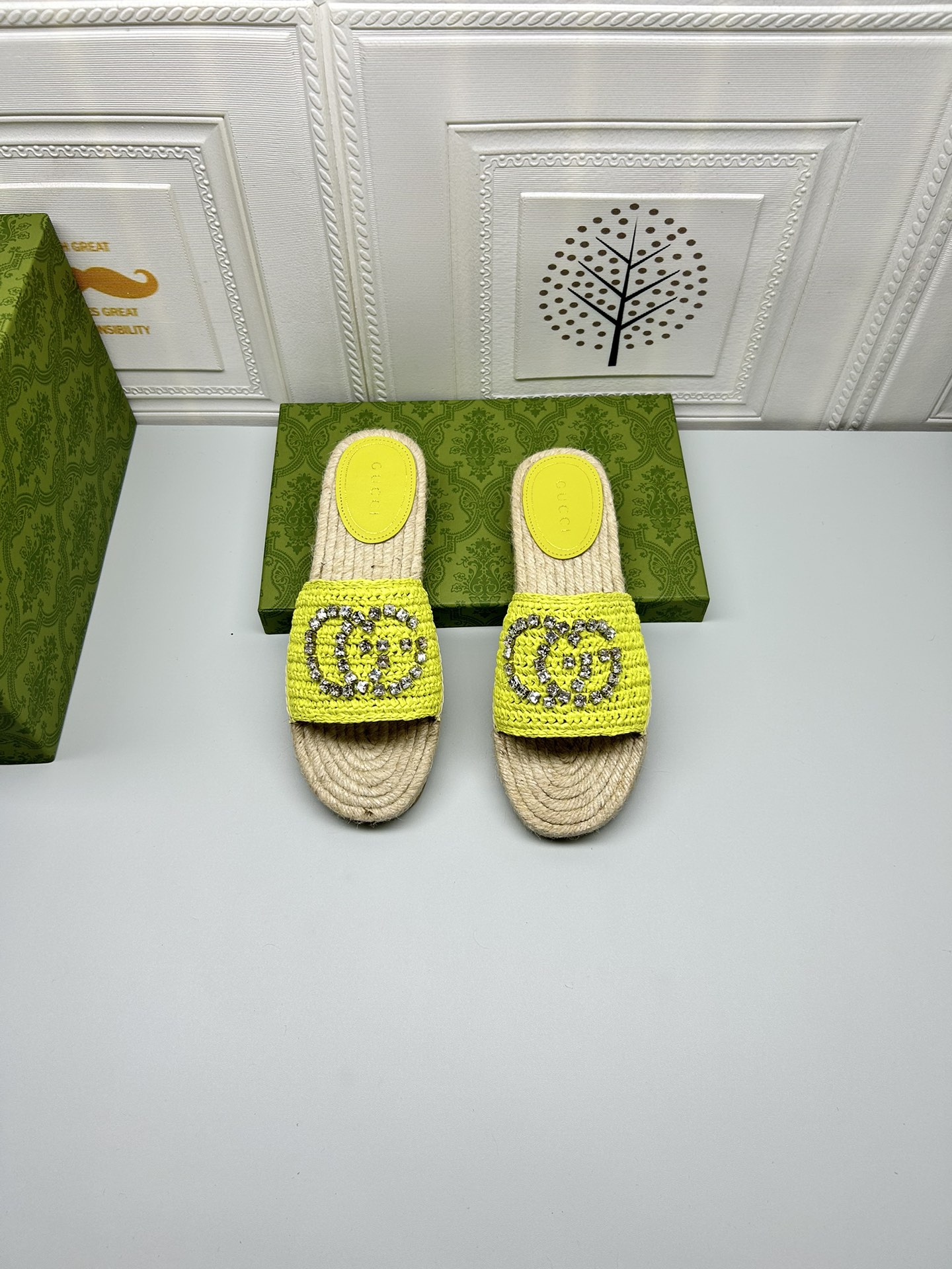 NO:410126,Guchi rhinestone woven slippers. The fabric is made of Rafia pure hand-cropped stitch by stitch. Each shoe is sewn from 34 brilliant rhinestones to make a G decoration. Fashionable beauty shopping, parties, vacations, super comfortable appearance slippers, can take care of you all summer. 34-42 (customized for 34.41.42), fisherman shoes, slippers, espadrilles19860909古奇水钻编织拖鞋.面料由拉菲草纯手工一针一针钩织而成.每一只鞋再由34颗灿烂水钻一针一针缝制成G饰.时髦丽人逛街 聚会 度假 超舒适的颜值拖鞋,能承包你整个夏天.34-42（34.41.42定做）,渔夫鞋,slippers,espadrilles,Women's Shoes