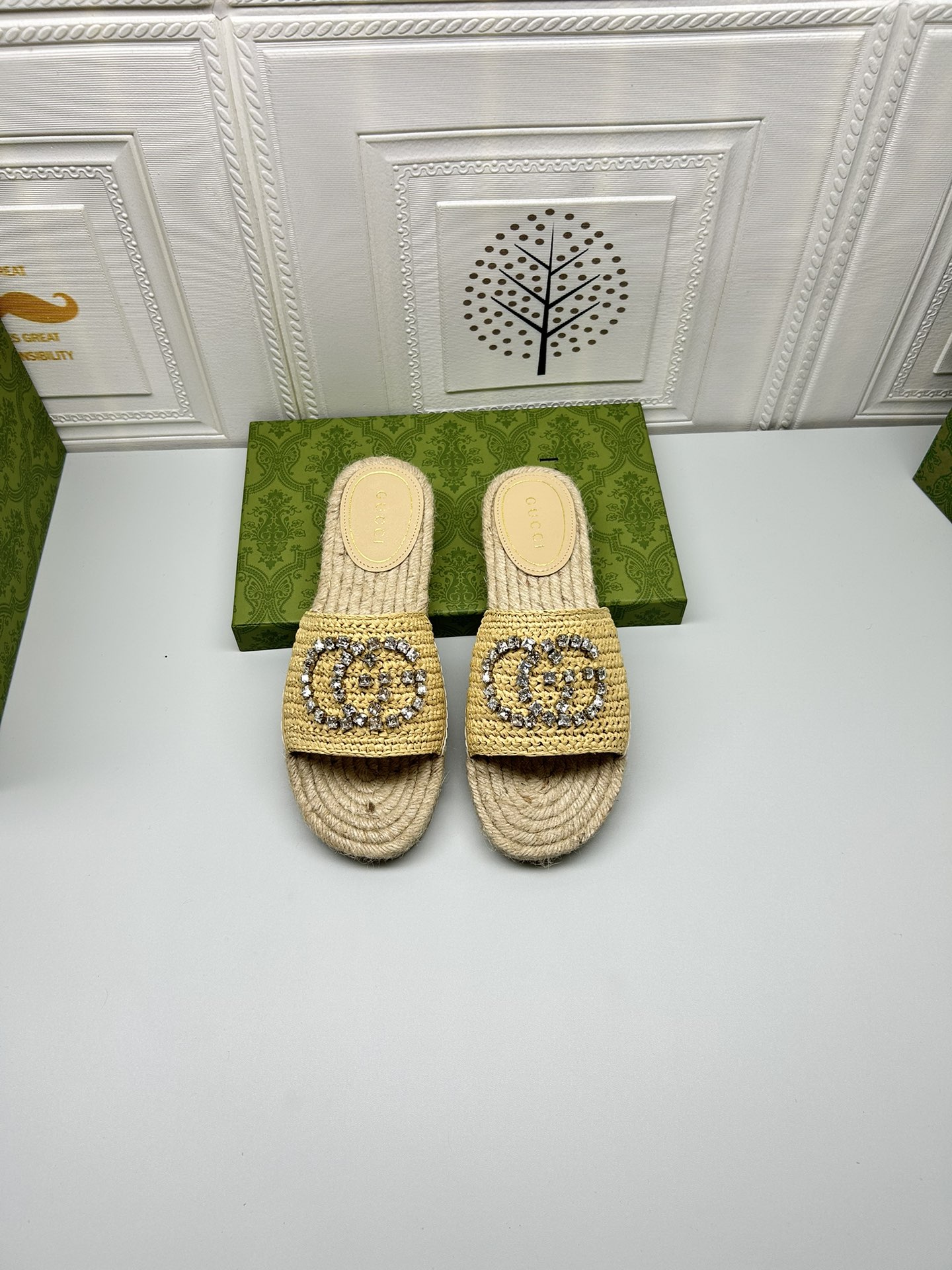NO:410132,…New... Guqi rhinestone woven slippers. The fabric is made of Rafia pure hand-cropped stitch by stitch. Each shoe is sewn from 34 brilliant rhinestones to make a G decoration. Fashionable beauty shopping, parties, vacations, super comfortable appearance slippers, can take care of you all summer. 34-42 (customized for 34.41.42), fisherman shoes, slippers, espadrilles19860909…上新… 古奇水钻编织拖鞋.面料由拉菲草纯手工一针一针钩织而成.每一只鞋再由34颗灿烂水钻一针一针缝制成G饰.时髦丽人逛街 聚会 度假 超舒适的颜值拖鞋,能承包你整个夏天.34-42（34.41.42定做）,渔夫鞋,slippers,espadrilles,Women's Shoes