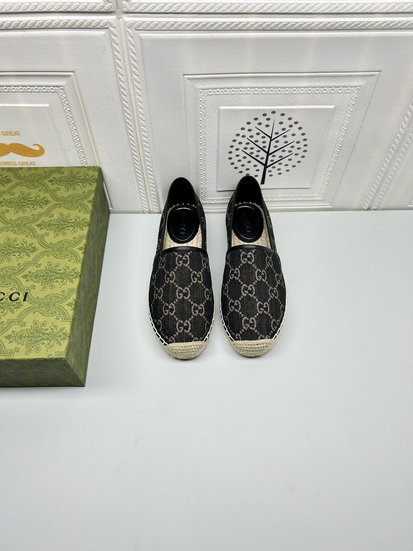 NO:419092,Gucci/GU.CCI Fisherman's Shoes and Slippers, Gucci brand fashion has always been famous for its high-end, luxurious and sexy. With its brand image as 'the symbol of identity and wealth', it has become a consumer darling in the upper class. It has always been favored by business people, fashionable and elegant. Gucci is one of the largest fashion groups in Italy. Style slippers, upper mixed materials, popular embroidery, heel high and low heels (less than 2cm) Size 35-41 Manufactured in Spain, fisherman's shoes, gucci, slippers, espadrilles19860909古奇/GU.CCI 渔夫鞋拖鞋 ,古奇品牌时装一向以高档、豪华、性感而闻名,以'身份与财富之象征'品牌形象成为富有上流社会的消费宠儿,一向被商界人士垂青,时尚又不失高雅.古驰是意大利最大的时装集团之一. 款式拖鞋 鞋面混合材料 流行刺绣 跟高低跟（小于2cm） 码数35-41 制造西班牙,渔夫鞋,gucci,slippers,espadrilles,Women's Shoes