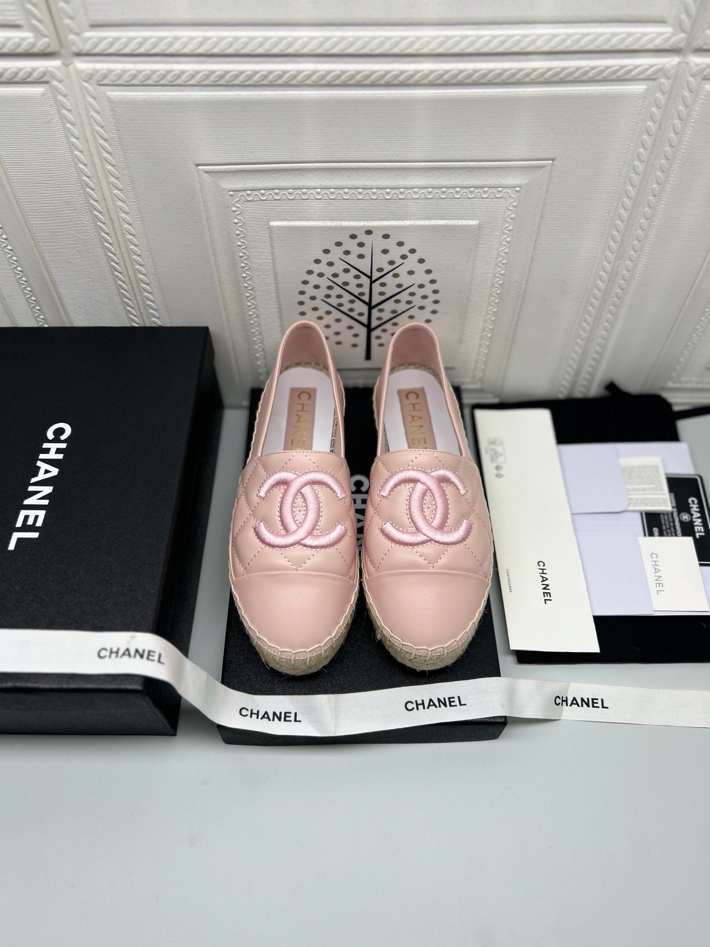 NO:409153,The official website is updated simultaneously, * 25ss spring and summer classic style!  The entire fisherman's shoes are booming!  The latest counter model, Yangjing leather fabric insists on the original development, insists on the same style as the genuine fabric customization of original imported sheepskin, customization of original super soft sheepskin (breathable and comfortable) Outsole exclusive mold opening and injection molding, packaging original packaging, size 35-40 (34/41/42 can be customized, non-return and exchange, fisherman's shoes, espadrilles, sheepskin, sheep19860909官网同步更新,* 25ss春夏经典款！ 渔夫鞋全网爆爆爆！专柜最新款,羊京皮面料坚持原版开发,坚持版型与正品一致面料定制原版进口羊皮,内里定制原版超柔软绵羊皮（透气、舒适） 大底独家开模、注塑一体 包装原版包装 码数35-40（34/41/42可定做,不退换,渔夫鞋,espadrilles,sheepskin,sheep,Women's Shoes