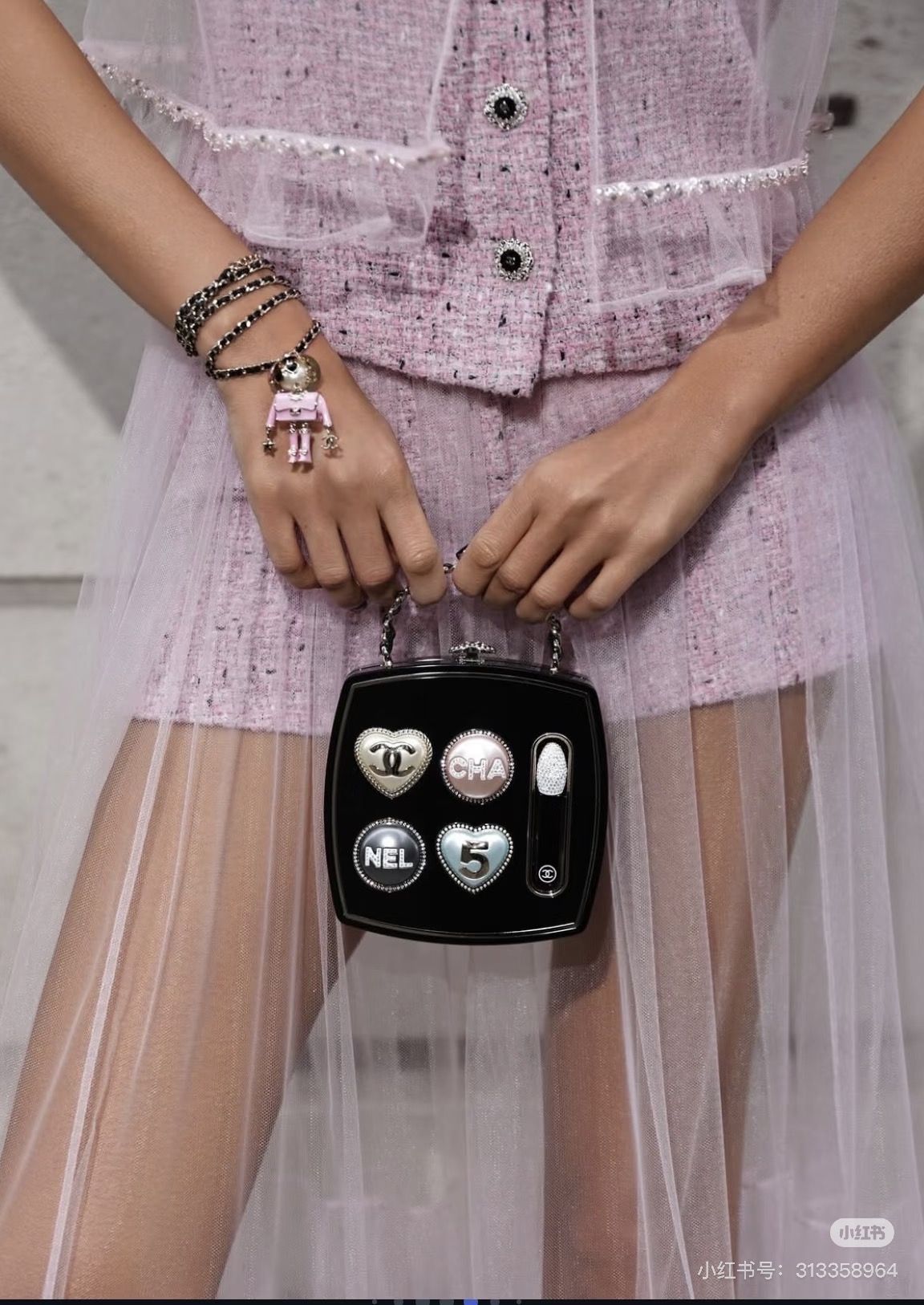 NO:635920,25B released a super dreamy makeup box and bag, Cardia high-end jewelry1986090925B出了一个超梦幻的彩妆盒包包,,卡迪亚高端饰品,Jewelry