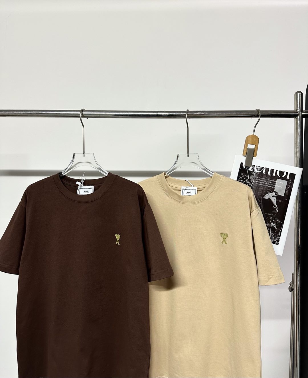 💰85
Ami 节日限定款爱心短袖T恤,情侣款,最新胶囊系列,发发奇售价1831左右,贵的没边‼️Ami 是非常小众且火爆的品牌,在休闲与正式的界限,打造出一种慵懒随性的原创风格,上身百搭又颇具辨识度,极简廓形爱心T恤,,纯色系点缀精致银色系立体爱心刺绣,经典且吸睛
定制高克重面料,有份量感‼️刺绣采用金线12针进口横机编织刺绣工艺,工艺繁复且成本较贵。整个爱心紧致密实,立体感强烈,边缘处理的干净利落,触感凹凸有致。
卡其色、咖啡色
S: 肩宽48胸围106衣长68
M:肩宽50胸围110衣长70
L: 肩宽52胸围114衣长72
-手工测量,误差2厘米内-
(尺码偏大一点)