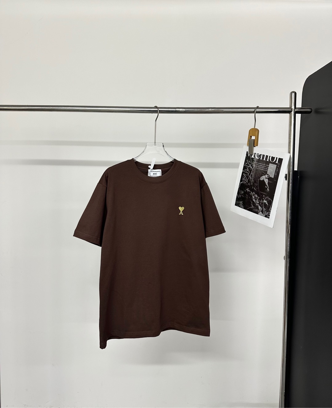 💰85
Ami 节日限定款爱心短袖T恤,情侣款,最新胶囊系列,发发奇售价1831左右,贵的没边‼️Ami 是非常小众且火爆的品牌,在休闲与正式的界限,打造出一种慵懒随性的原创风格,上身百搭又颇具辨识度,极简廓形爱心T恤,,纯色系点缀精致银色系立体爱心刺绣,经典且吸睛
定制高克重面料,有份量感‼️刺绣采用金线12针进口横机编织刺绣工艺,工艺繁复且成本较贵。整个爱心紧致密实,立体感强烈,边缘处理的干净利落,触感凹凸有致。
卡其色、咖啡色
S: 肩宽48胸围106衣长68
M:肩宽50胸围110衣长70
L: 肩宽52胸围114衣长72
-手工测量,误差2厘米内-
(尺码偏大一点)