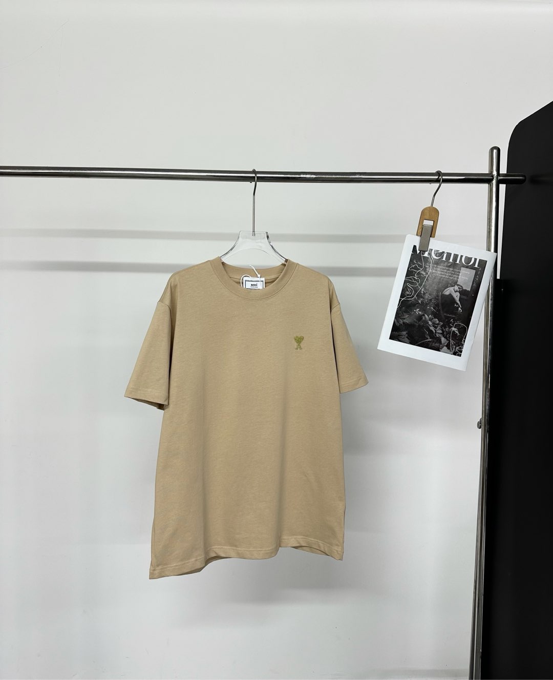 💰85
Ami 节日限定款爱心短袖T恤,情侣款,最新胶囊系列,发发奇售价1831左右,贵的没边‼️Ami 是非常小众且火爆的品牌,在休闲与正式的界限,打造出一种慵懒随性的原创风格,上身百搭又颇具辨识度,极简廓形爱心T恤,,纯色系点缀精致银色系立体爱心刺绣,经典且吸睛
定制高克重面料,有份量感‼️刺绣采用金线12针进口横机编织刺绣工艺,工艺繁复且成本较贵。整个爱心紧致密实,立体感强烈,边缘处理的干净利落,触感凹凸有致。
卡其色、咖啡色
S: 肩宽48胸围106衣长68
M:肩宽50胸围110衣长70
L: 肩宽52胸围114衣长72
-手工测量,误差2厘米内-
(尺码偏大一点)