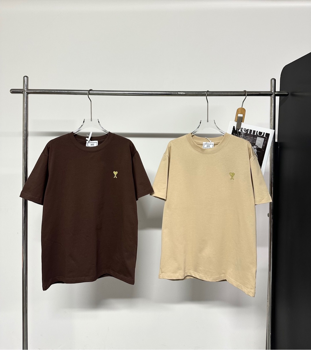 💰85
Ami 节日限定款爱心短袖T恤,情侣款,最新胶囊系列,发发奇售价1831左右,贵的没边‼️Ami 是非常小众且火爆的品牌,在休闲与正式的界限,打造出一种慵懒随性的原创风格,上身百搭又颇具辨识度,极简廓形爱心T恤,,纯色系点缀精致银色系立体爱心刺绣,经典且吸睛
定制高克重面料,有份量感‼️刺绣采用金线12针进口横机编织刺绣工艺,工艺繁复且成本较贵。整个爱心紧致密实,立体感强烈,边缘处理的干净利落,触感凹凸有致。
卡其色、咖啡色
S: 肩宽48胸围106衣长68
M:肩宽50胸围110衣长70
L: 肩宽52胸围114衣长72
-手工测量,误差2厘米内-
(尺码偏大一点)