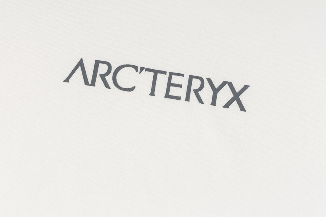 P94 白底图  顶级版本
Arc’teryx始祖鸟ARC24SS 采用60支双股 胸面字母LOGO立体印花，270g全棉面料。上身透气，绝不起球，手感柔软舒适，全衣平车走线立体剪裁。胸前logo为刻字膜，非印花工艺。领口，下摆双窄针平车。定制侧标，辅料齐全，质感十足，全套定制还原最真实的百分百质感，订制官网原版四标。 Size:XS-L （  二维码 旗舰店  ）