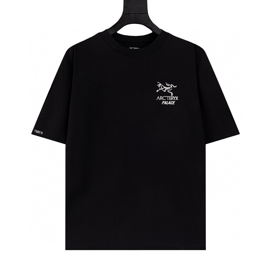 批75 Arc’teryx始祖鸟ARC [ Ayc Teryx PALACE 联名] 2024FW短袖T恤 Ayc Teryx PALACE 联名金属银印花 王一博同款短袖 采用60支双股,270g全棉面料.上身透气,绝不起球,手感柔软舒适,全衣平车走线立体剪裁.胸前logo为刻字膜,非印花工艺.领口,下摆双窄针平车.定制侧标,辅料齐全,质感十足,全套定制还原最真实的百分百质感,订制官网原版四标. Size XS-L ( 二维码 旗舰店 )