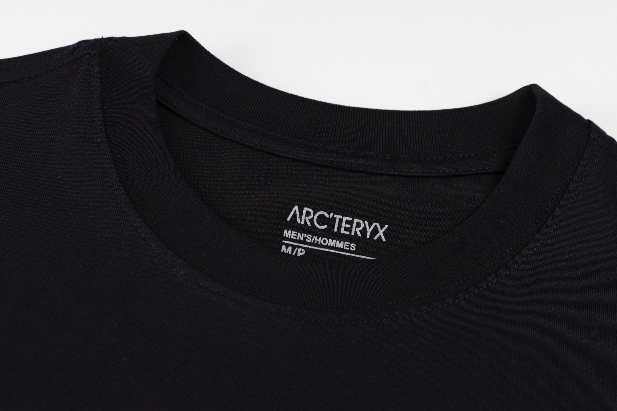 批130
Arc’teryx始祖鸟ARC25SS 胸前 后背 印花 logo短袖T恤 采用60支双股，270g全棉面料。上身透气，绝不起球，手感柔软舒适，全衣平车走线立体剪裁。胸前logo为刻字膜，非印花工艺。领口，下摆双窄针平车。定制侧标，辅料齐全，质感十足，全套定制还原最真实的百分百质感，订制官网原版四标 （  二维码 旗舰店  ）码数：XS-L