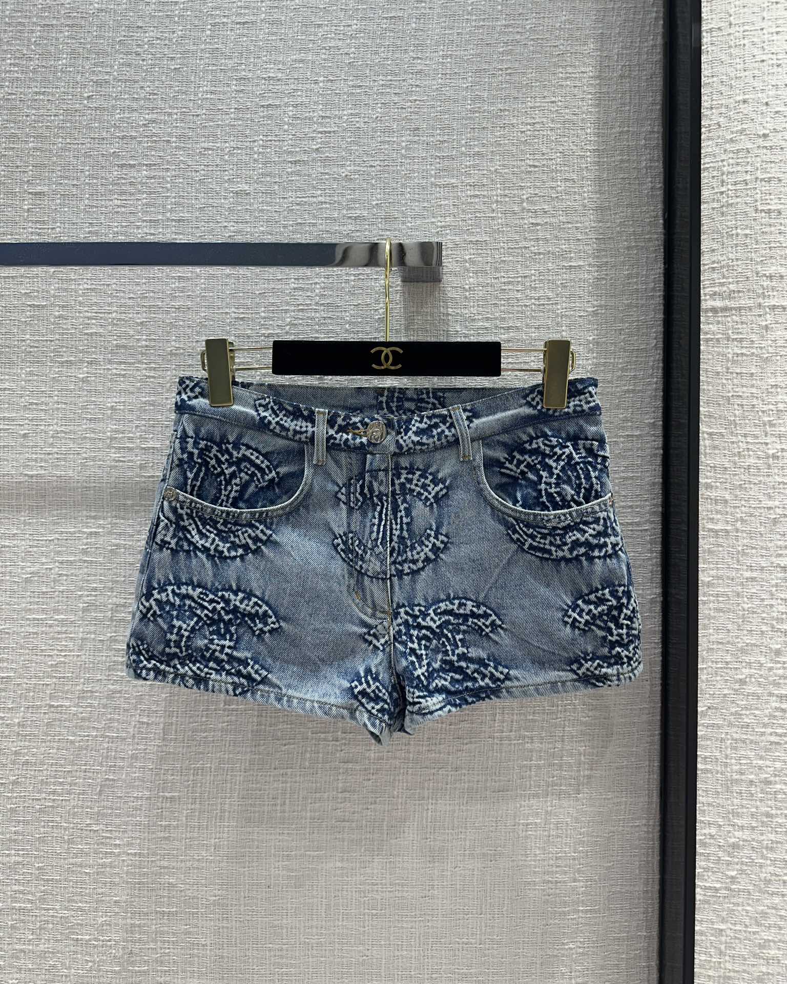 Chanel Ropa Pantalones cortos Blanco Hardware de oro Colección verano