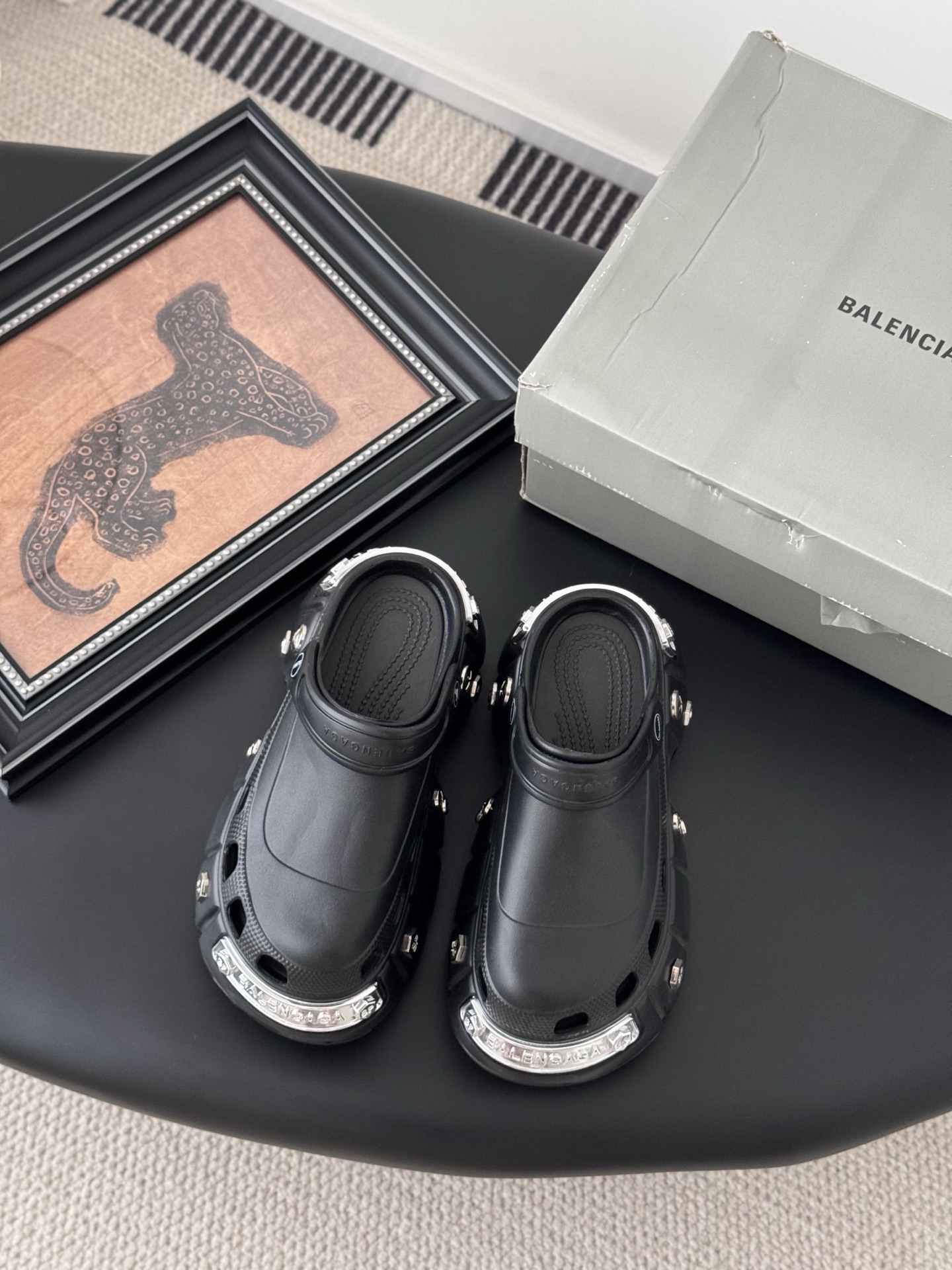 NO:259347,Balenciaga co-branded Crocs Balenciaga new thick-soled, hole shoes, slippers Balenciaga crocs is also nicknamed as a hole belonging to Balenciaga. First of all, it mentioned its metal accessories. On the basis of Crocs, matte hardware accessories were added. The overall appearance was directly full and it was very metallic. Secondly, it was the experience of wearing it. In addition to being tall, it was also tall. This pair of shoes really gave a great height advantage. A short person was wearing it instantly 190!  Take off directly. Size: 35-40, semi-tork, balenciaga, balenciaga, slippers19860909Balenciaga联名 Crocs 巴黎世家新款厚底 洞洞鞋 拖鞋 Balenciaga crocs 也被戏称是属于巴黎世家的洞首先提及它的金属配件 在Crocs的原基础上 添加了哑光五金配件 整体的颜值直接拉满了 非常的具有金属感 其次就是上脚体验感 除了高还是高 这双鞋真的给予了很大的身高优势 个子矮小的穿上它瞬间190！直接起飞. Size:35-40,半拖,balenciaga,balenciaga,slippers,Women's Shoes